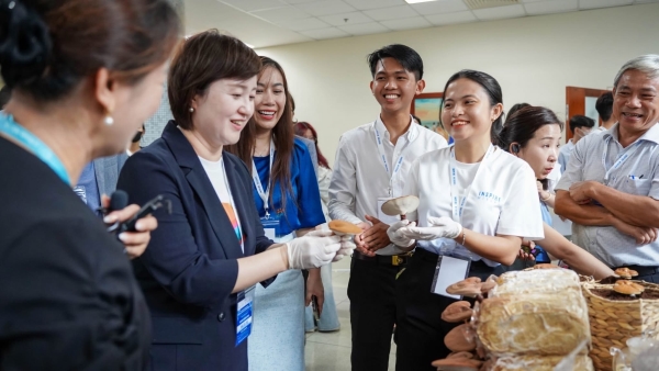 Quét mã QR, chat với AI: Bí quyết nâng tầm giá trị nấm linh chi hữu cơ của sinh viên Đồng Tháp