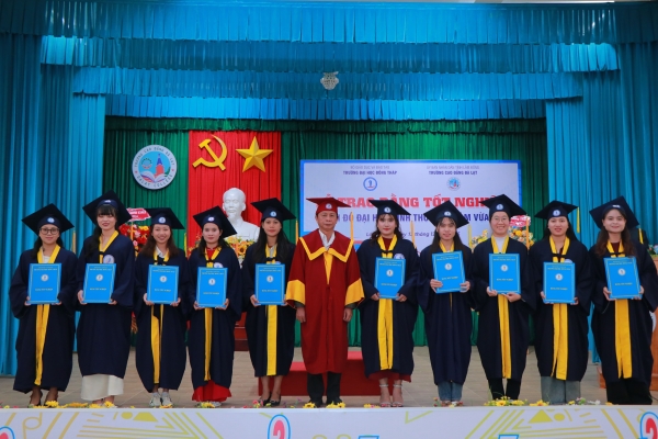 Trường Cao đẳng Đà Lạt long trọng tổ chức Lễ trao bằng tốt nghiệp Đại học hình thức Vừa làm vừa học cho gần 200 tân cử nhân