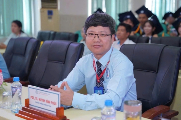 THẦY HUỲNH VĨNH PHÚC- GIÁO SƯ VẬT LÝ ĐẦU TIÊN CỦA TRƯỜNG ĐẠI HỌC ĐỒNG THÁP 