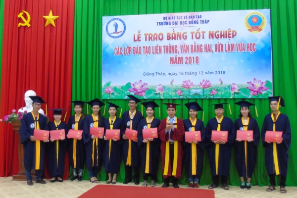 Lễ trao bằng tốt nghiệp các lớp đào tạo liên thông, văn bằng hai, vừa làm vừa học năm 2018