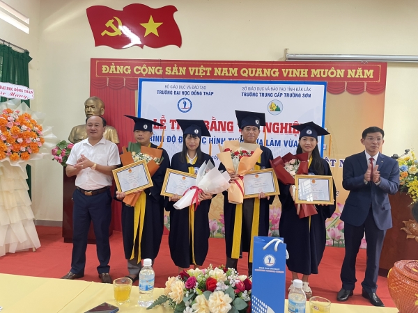 Trường Đại học Đồng Tháp tổ chức Lễ trao bằng tốt nghiệp tại Trường Trung cấp Trường Sơn – Tỉnh Đắk Lắk