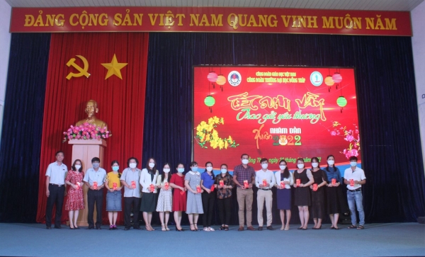 Công đoàn Trường Đại học Đồng Tháp chăm lo Tết Nhâm Dần 2022 cho đoàn viên, người lao động