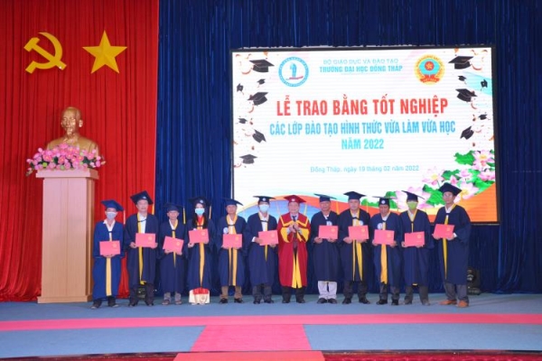 Trường Đại học Đồng Tháp tổ chức trao bằng tốt nghiệp hình thức vừa làm vừa học năm 2022