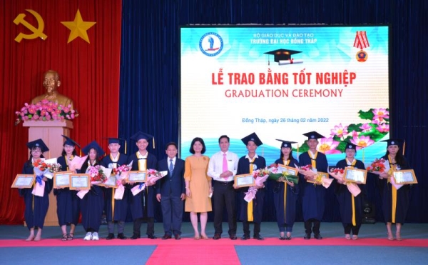 Trường Đại học Đồng Tháp tổ chức trao bằng tốt nghiệp đại học chính quy cho hơn 600 Tân cử nhân