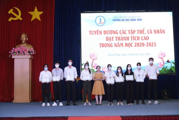 Tuyên dương các tập thể và cá nhân đạt thành tích cao trong năm học 2020 – 2021