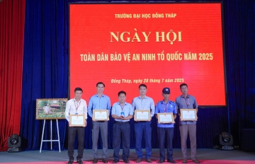 Phòng Kế hoạch - Tài chính nhận bằng khen của Hiệu trưởng vào ngày hội Toàn dân bảo vệ an ninh Tổ quốc năm 2025